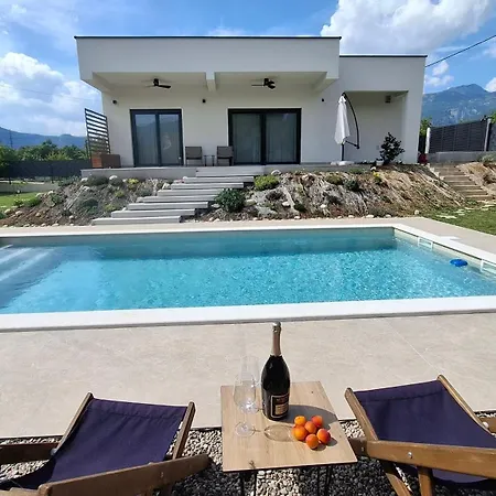 Velaris Villa *